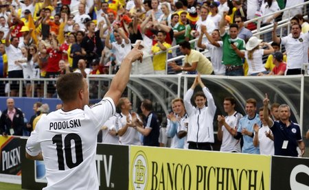 Lukas Podolski slaví gól, který v dresu německé reprezentace v utkání s Ekvádorem vstřelil už v šesté vteřině