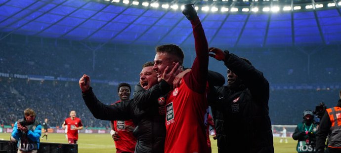 Český fotbalista Filip Kaloč v dresu Kaiserlauternu (vpravo uprostřed) oslavuje gól v pohárovém utkání proti Herthě Berlín