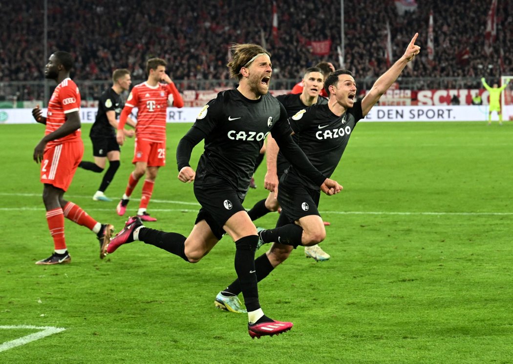 Lucas Höler se raduje se spoluhráči z proměněné penalty v závěru duelu s Bayernem