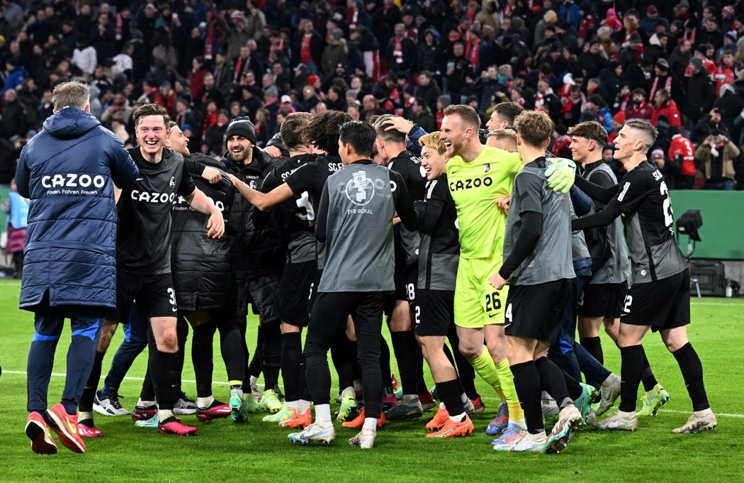 Fotbalisté Freiburgu se radují z vyřazení Bayernu