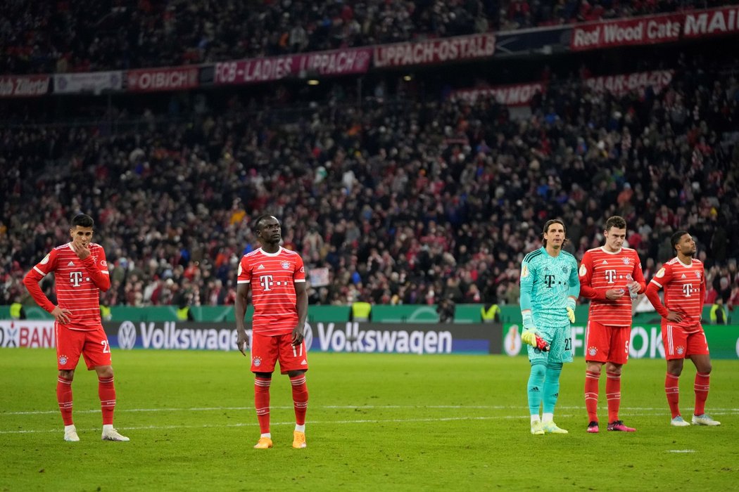 Zklamaní hráči Bayernu po krachu ve čtvrtfinále německého poháru