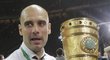 Jak jinak. Pep Guardiola s trofejí. Triumfem v poháru se rozloučil s Bayernem Mnichov.