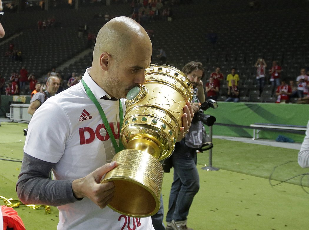 Polibek hráčům i na pohár. Dojatý Pep Guardiola se loučil s Bayernem Mnichov.