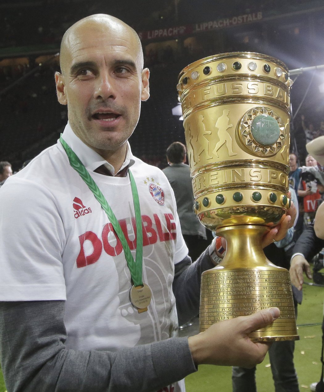 Jak jinak. Pep Guardiola s trofejí. Triumfem v poháru se rozloučil s Bayernem Mnichov.