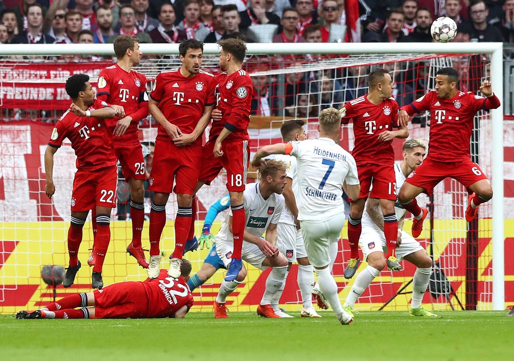 Fotbalisté Bayernu Mnichov až po velkém boji postoupili do semifinále Německého poháru. Bavorský favorit v dramatickém čtvrtfinálovém utkání doma v dlouhém oslabení udolal druholigový Heidenheim 5:4.