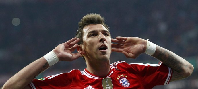 Mario Mandzukic se raduje z gólu v semifinále německého poháru proti Kaiserslauternu