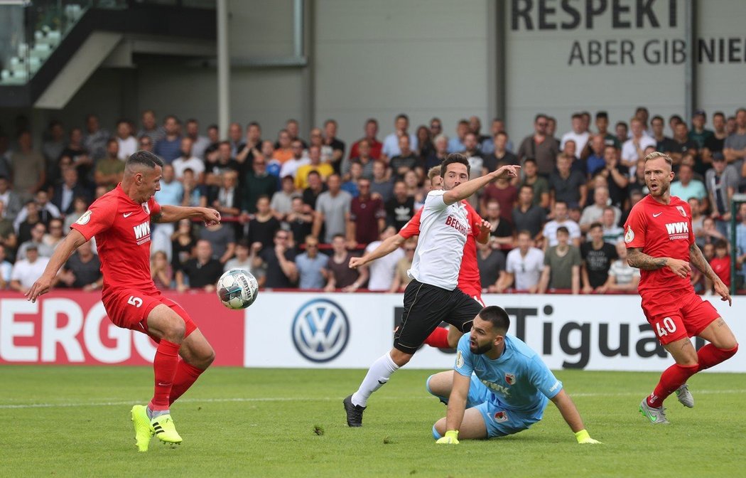 Nešťastný moment z utkání německého poháru. Tomáš Koubek vyrazil střelu přímo do dobíhajícího Marka Suchého, od kterého se míč odrazil do branky