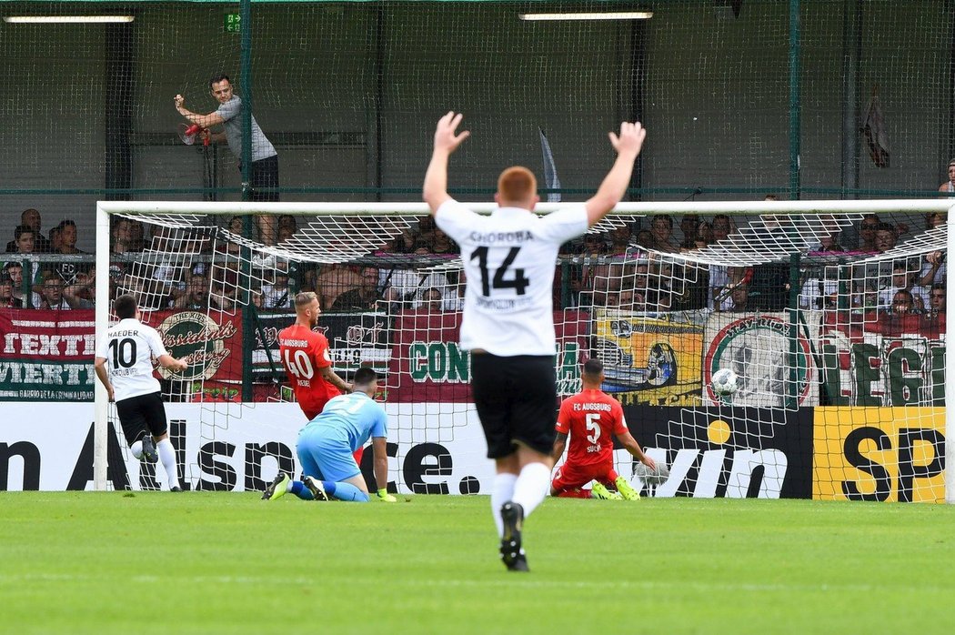 Hodně smolný moment v podání české dvojice Tomáš Koubek - Marek Suchý poznamenal pohárové utkání Augsburgu proti Verlu