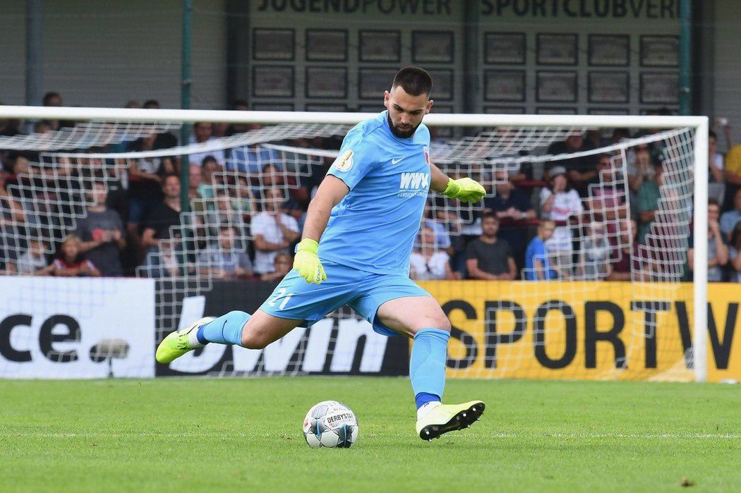 Český brankář Tomáš Koubek nezažil povedenou premiéru v dresu bundesligového Augsburgu