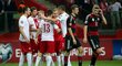 Zklamaní němečtí fotbalisté po kvalifikační porážce s Polskem