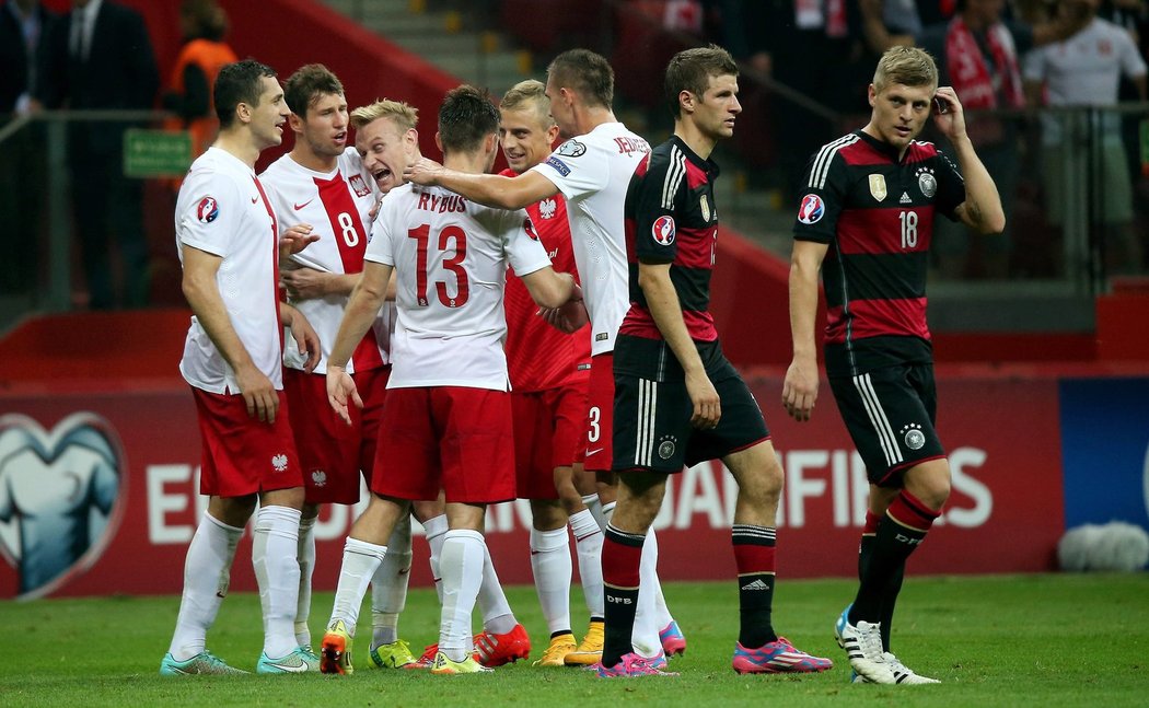Zklamaní němečtí fotbalisté po kvalifikační porážce s Polskem