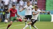 Zleva Raphaël Guerreiro, Joshua Kimmich a Thomas Müller během souboje o míč