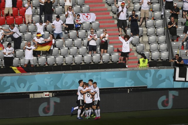 Fotbalisté Německa oslavují branku, později ji zrušil ofsajd