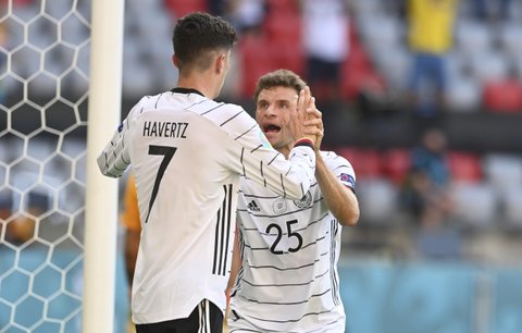 Fotbalisté Německa slaví branku do sítě Portugalska