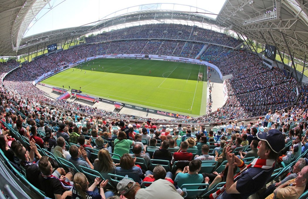 Vyprodaný stadion při oslavách postupu RB Lipsko do bundesligy