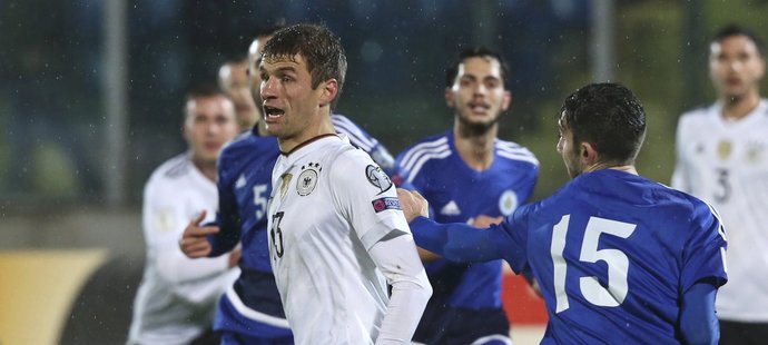 Německý fotbalista Thomas Müller v souboji se sanmarinskými fotbalisty