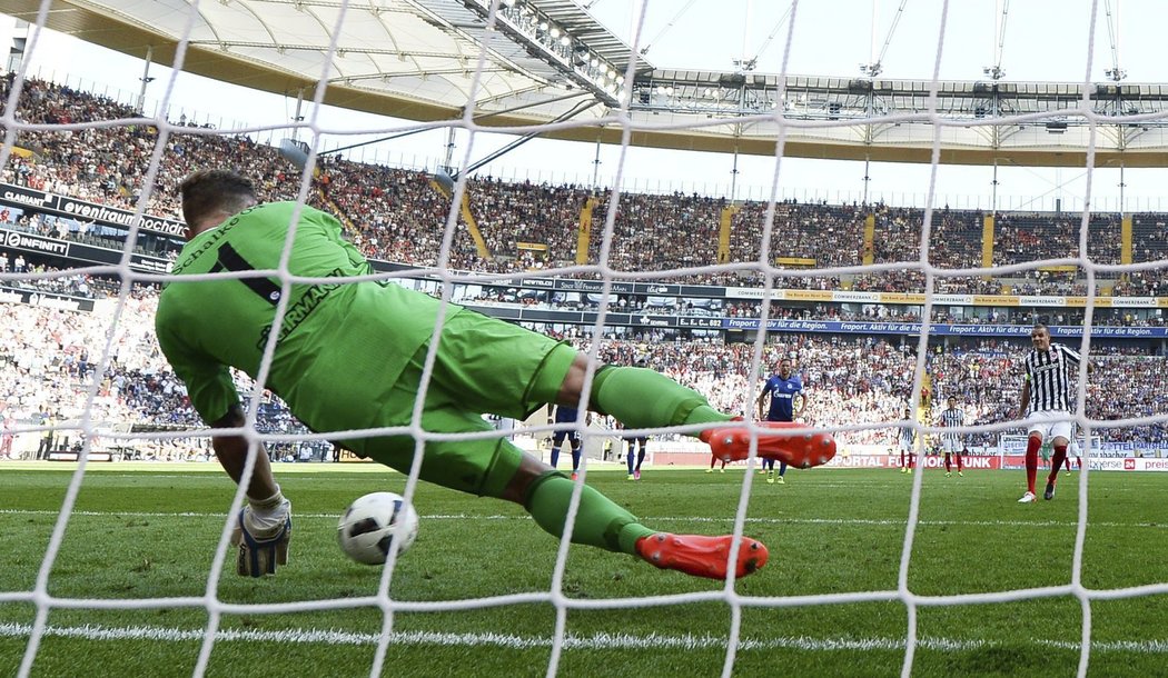 Ralf Fährmann z Schalke právě chytá penaltový pokus Meiera z Frankfurtu