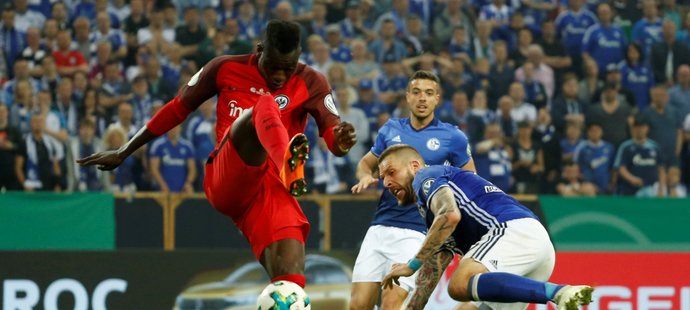 Frankfurt dohrával na Schalke v deseti, ale těsný náskok udržel