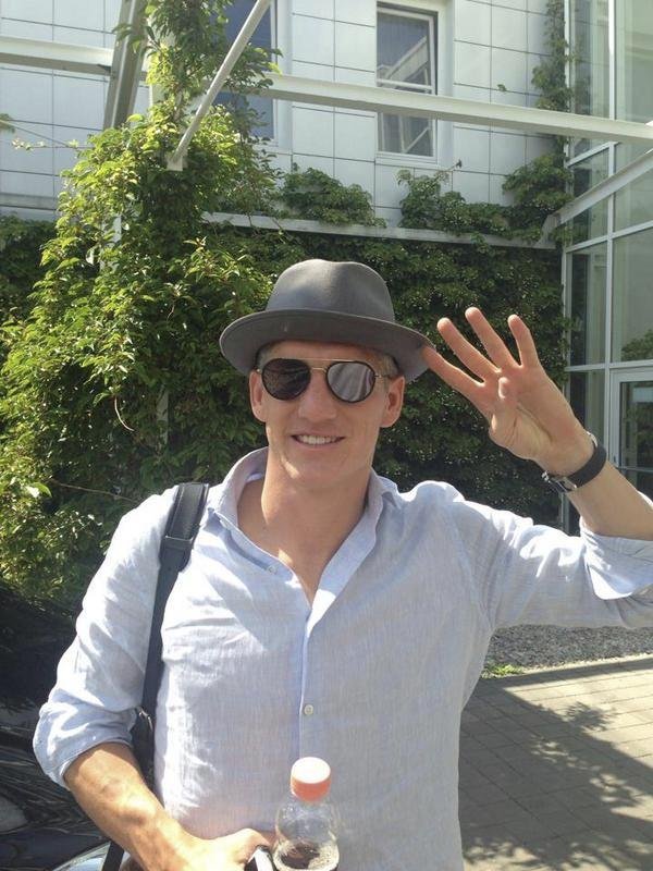 Záložník Bastian Schweinsteiger sbalil vše potřebné, rozloučil se s fanoušky a vyrazil