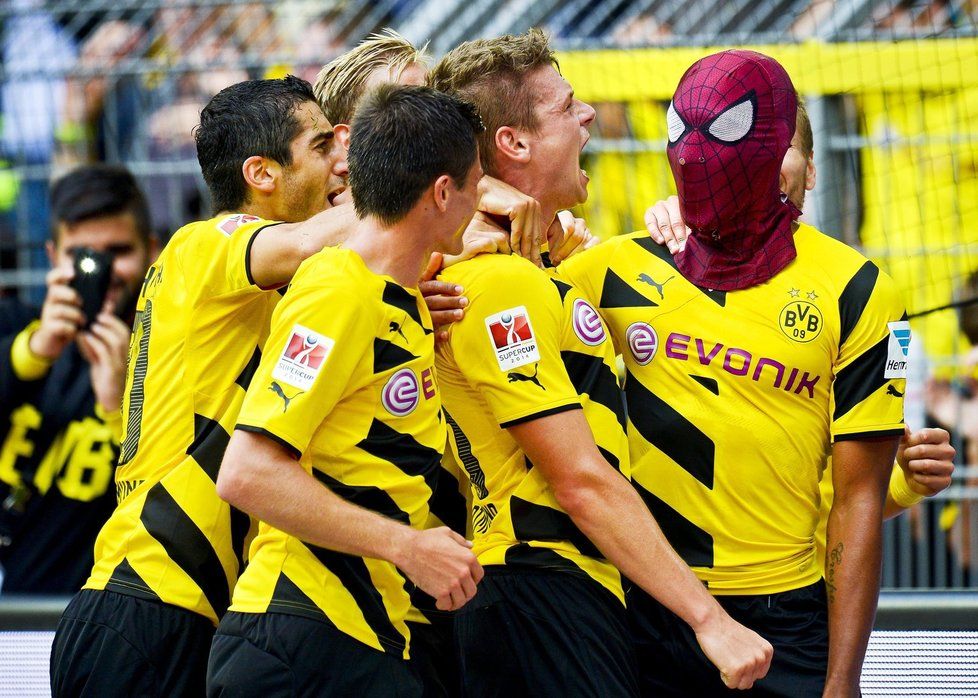 Slavit jako Spiderman? To je specialita útočníka Dortmundu Pierre-Emericka Aubameyanga. Borussia i díky jeho trefě porazila Bayern 2:0 a ovládla německý Superpohár