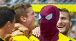 Pierre-Emerick Aubameyang s maskou Spidermana slaví svoji trefu do sítě Bayernu v zápase o německý Superpohár