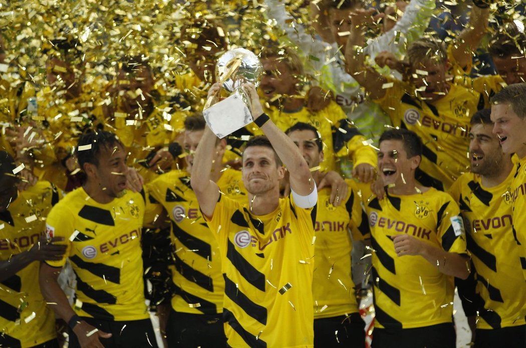 Fotbalisté Borussie Dortmund slaví triumf v německém Superpoháru po výhře nad Bayernem