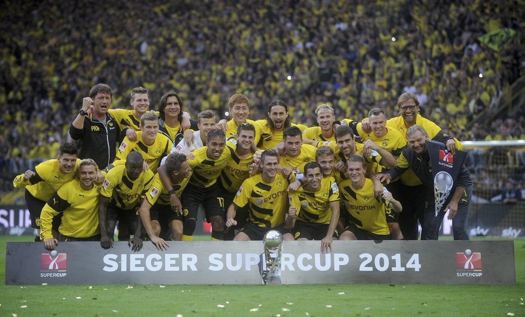 Fotbalisté Dortmundu si užívají vítězství v německém Superpoháru