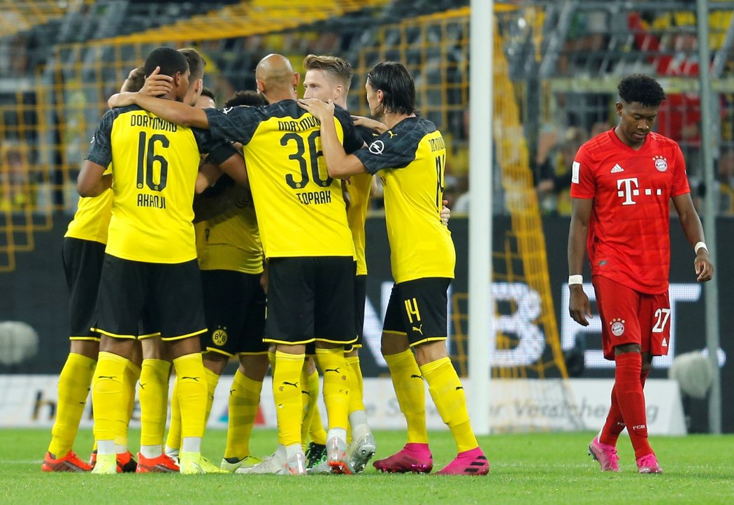 Hráči Dortmundu slaví úvodní gól německého Superpoháru proti Bayernu Mnichov