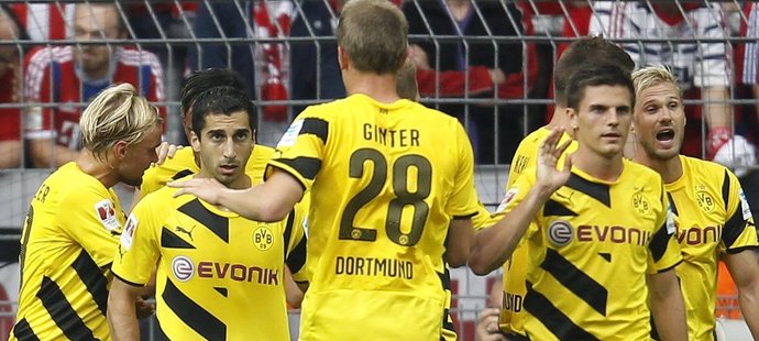 Hendrikh Mkhitaryan (druhý zprava) slaví se spoluhráči z Dortmundu gol do sítě Bayernu v zápase o německý Superpohár