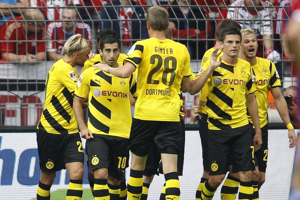 Hendrikh Mkhitaryan (druhý zprava) slaví se spoluhráči z Dortmundu gol do sítě Bayernu v zápase o německý Superpohár