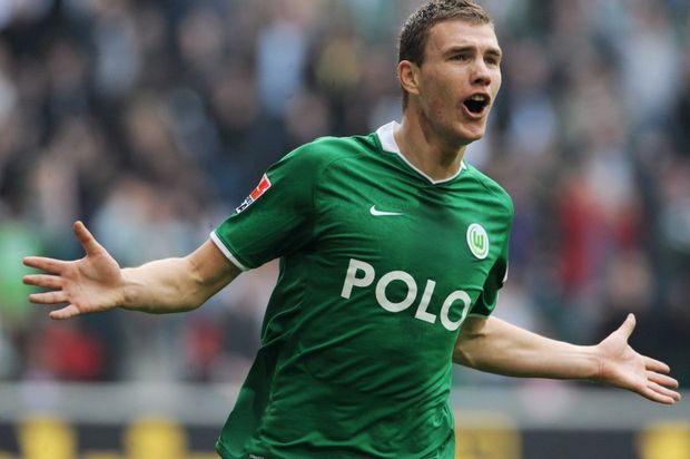 Edin Džeko slaví branku v dresu Wolfburgu Edin Džeko slaví branku v dresu Wolfburgu