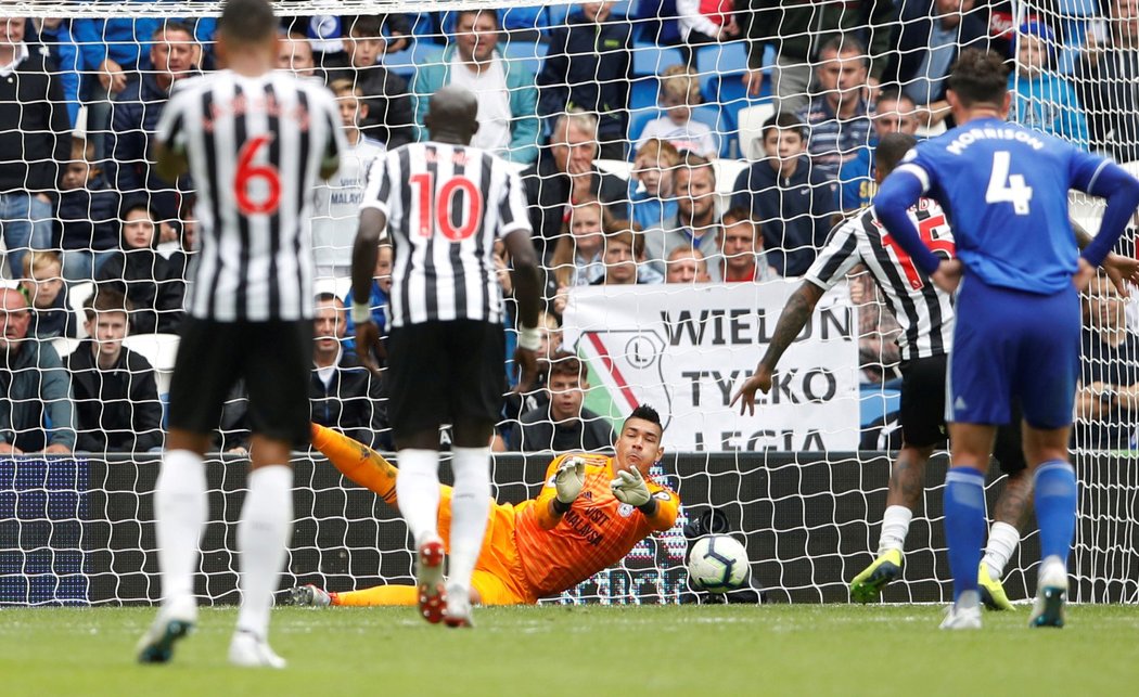 Hrdina okamžiku. Brankář Cardiffu Neil Etheridge chytá v 96. minutě pokutový kop Kenedyho z Newcastlu