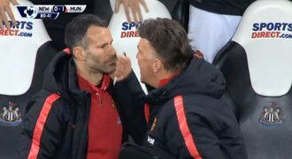 Výrazy po gólu United. Van Gaal: Já to říkal. Giggs: Hrajeme hrozně