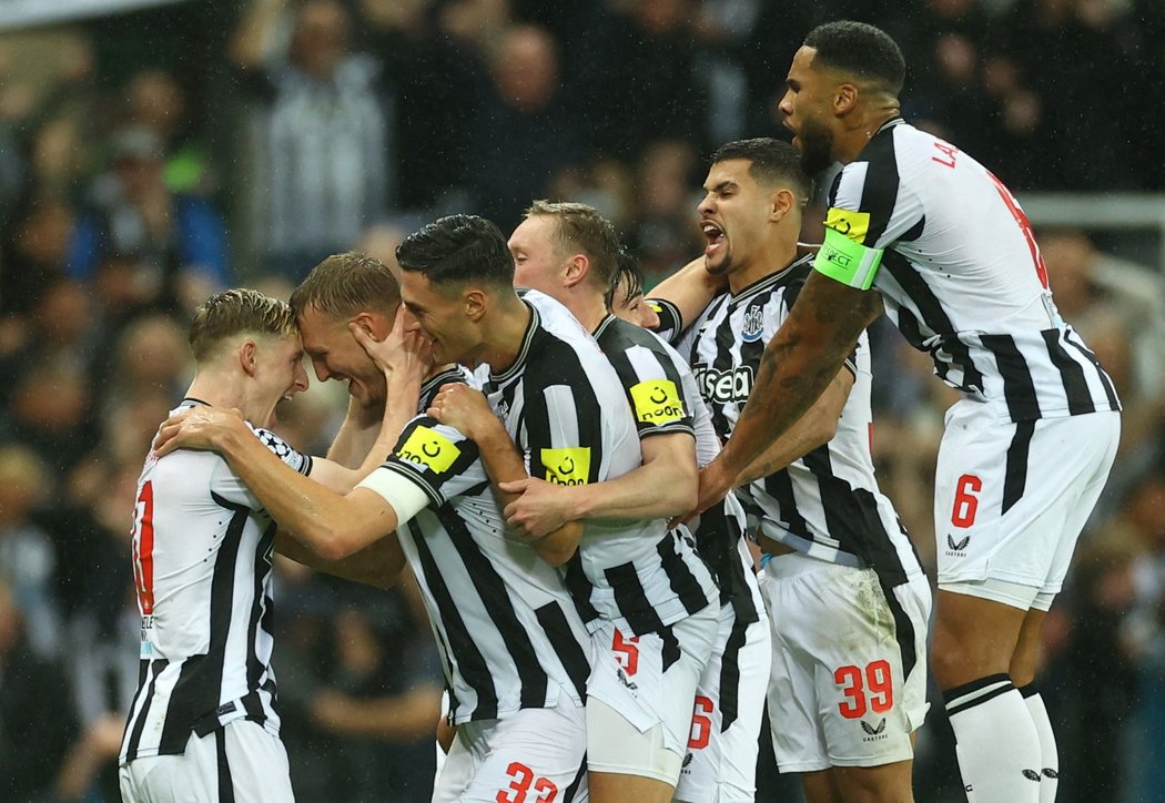 Radost hráčů Newcastle po vstřelené brance do sítě PSG