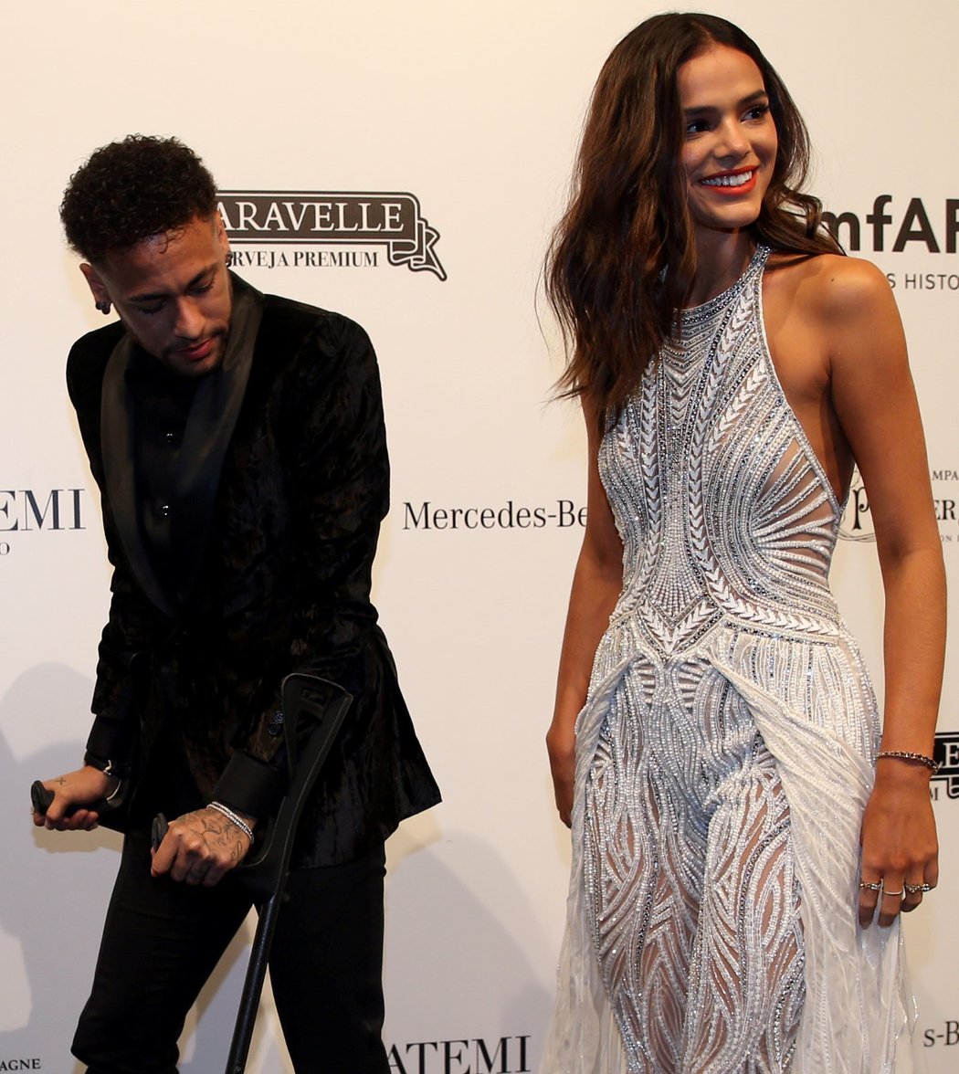 Brazilský útočník Neymar a jeho přítelkyně Bruna Marquezine