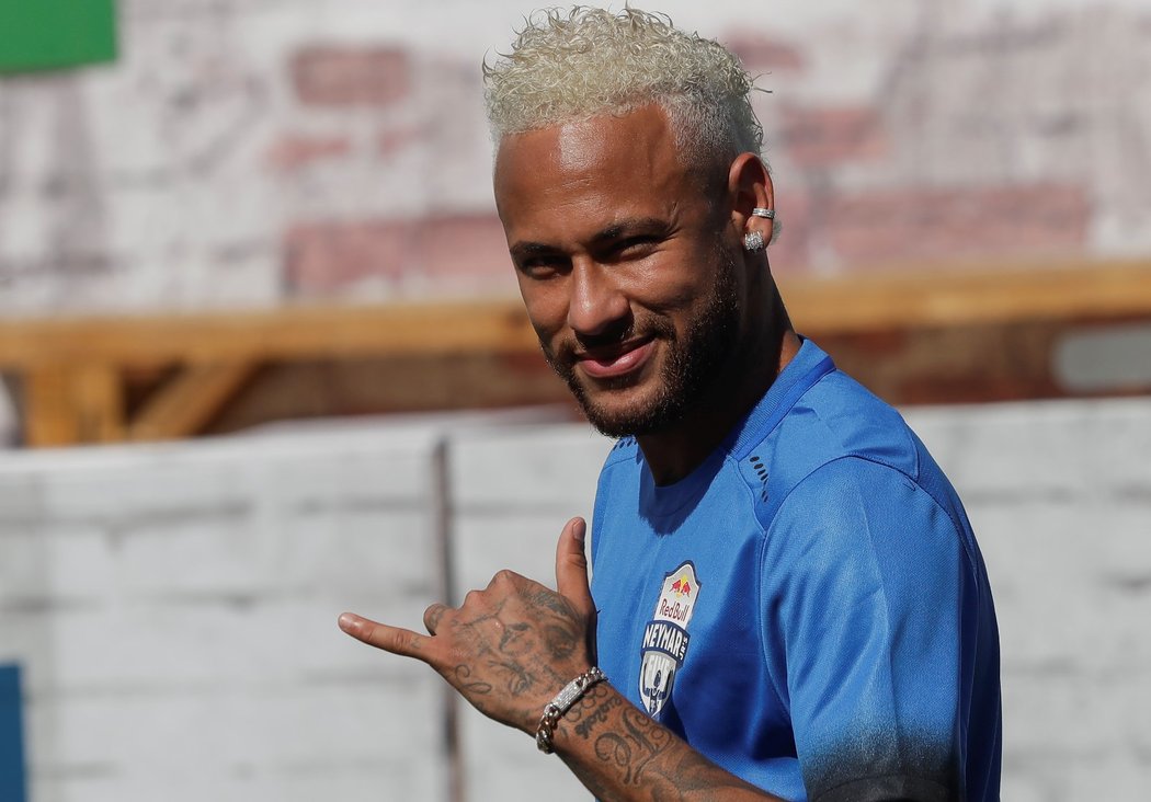 Brazilský útočník Neymar navštívil mládežnický turnaj ve své rodné zemi, kde si i exhibičně zahrál