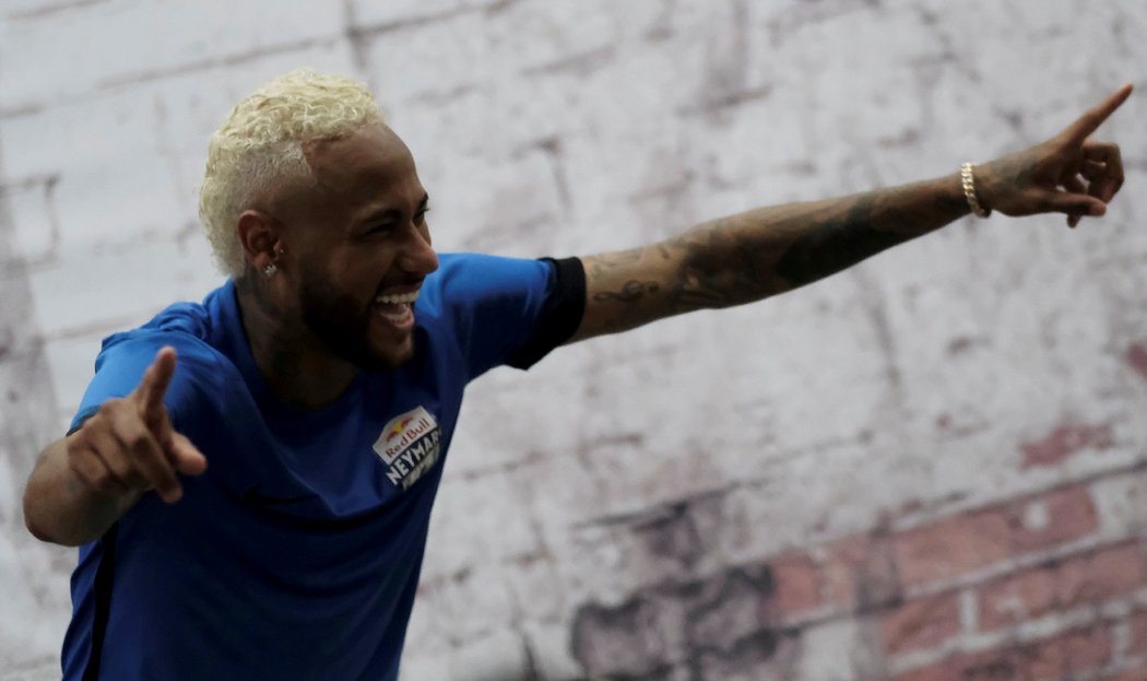 Neymar slaví branku v exhibičním utkání v Brazílii