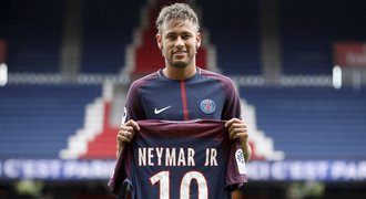 Neymarův transfer potvrdil, že úprk fotbalu mimo realitu ještě zrychlil