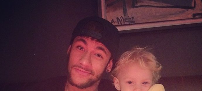 Neymar se postavil za svého spoluhráče Alvese a na twitteru vtipným způsobem vyzval k boji proti rasisumu
