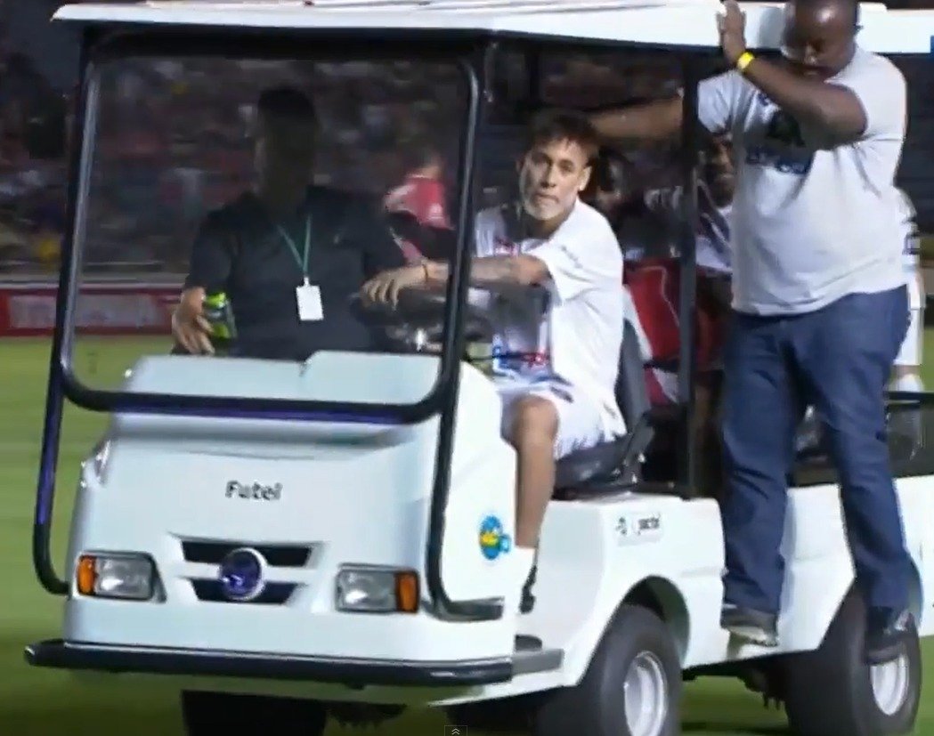 Neymar se proměnil během exhibice v Brazílii také v záchranáře. Ze hřiště odvezl na vozítku maroda Robinha.