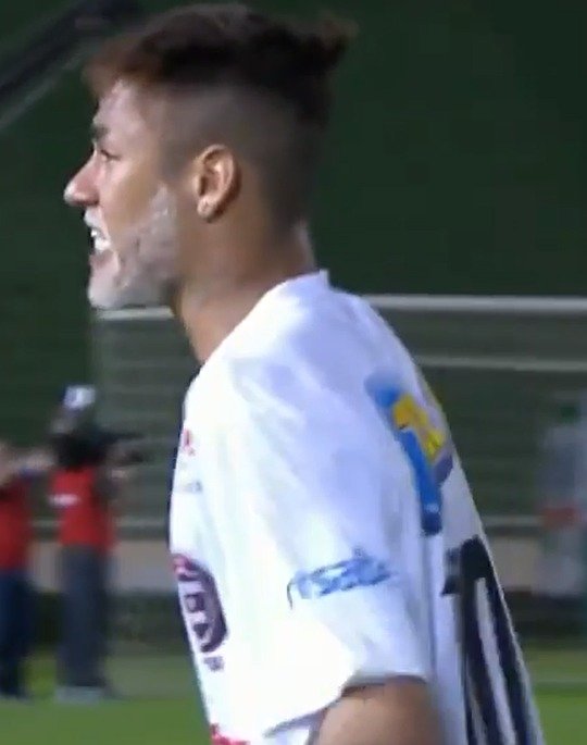 Barcelonská hvězda Neymar ukázala fanouškům v Brazílii na exhibici svou novou vizáž. Tvář fotbalisty zdobily bíle vousy.