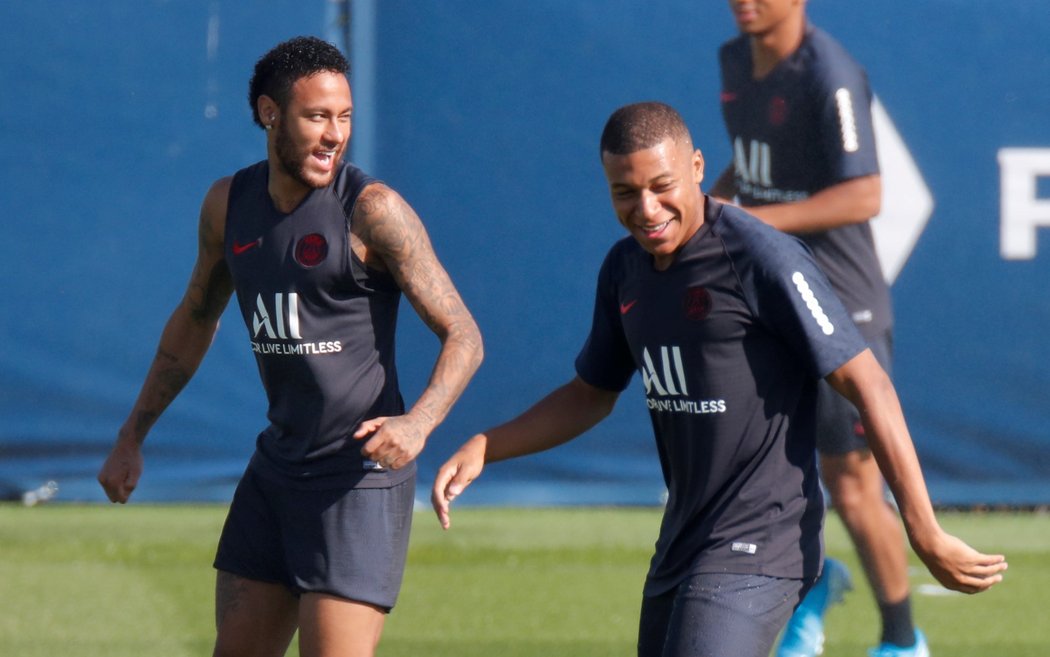 Vysmátý Neymar na tréninku s PSG a další hvězdou Kylianem Mbappém