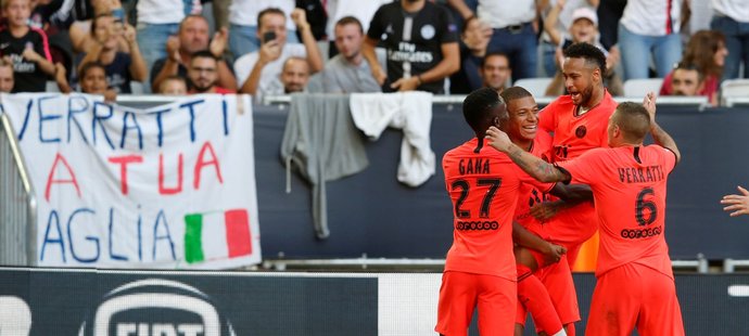 Radost hráčů PSG z branky proti Bordeaux, kterou vstřelil Neymar