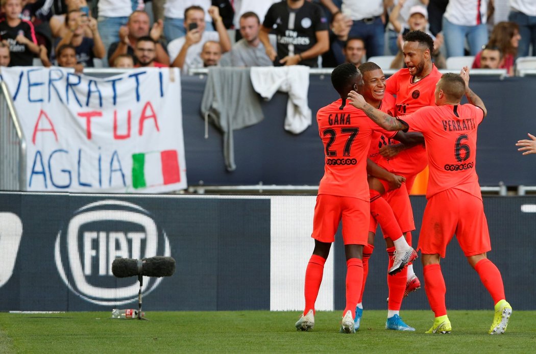 Radost hráčů PSG z branky proti Bordeaux, kterou vstřelil Neymar