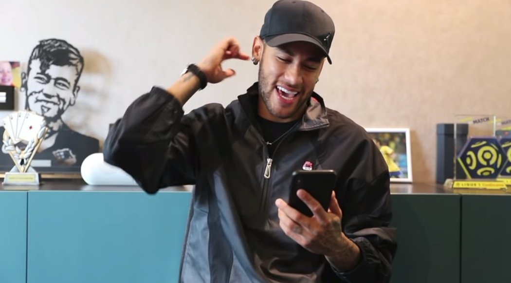 Neymar odpovídal na otázky svých protihráčů a bývalých fotbalistů