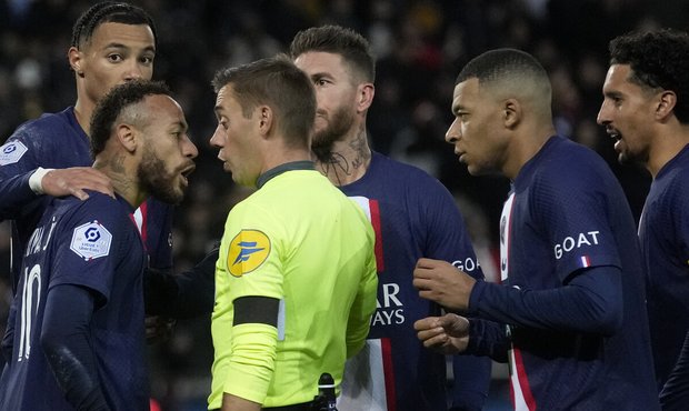Divoký zápas PSG: Neymar vyloučen, Mbappé rozhodl z penalty v nastavení