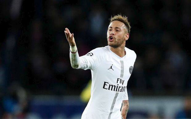 Neymarův přestup do Barcelony padl. Brazilec tak zůstává nadále v PSG Neymarův přestup do Barcelony padl. Brazilec tak zůstává nadále v PSG