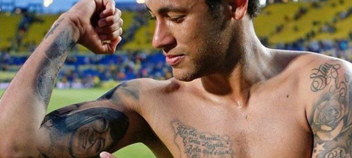 Neymar ukázal nové tetování, na Den matek ho věnoval své mámě Nadine