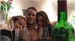 Neymar se na Instagramu pochlubil fotografií se dvěma ženami a  lahví drahého vína.