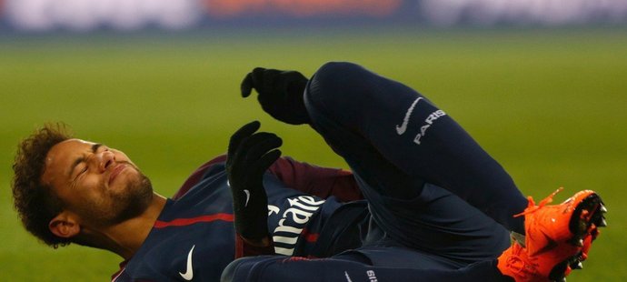 Brazilský forvard Neymar krátce poté, co si ošklivě zranil nohu v zápase s Marseille